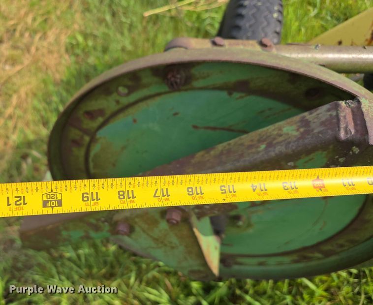 image for item DR3880 John Deere 640 hay rake