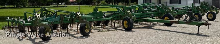 image for item DU9314 John Deere 2210 field cultivator