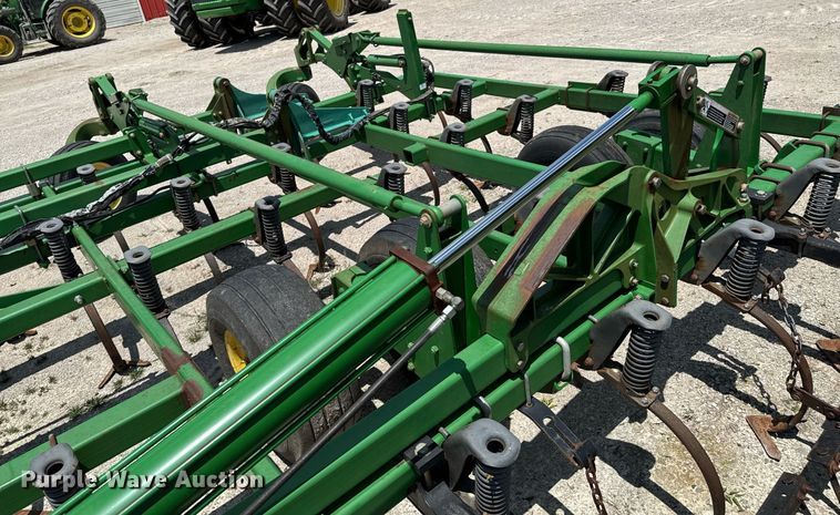 image for item DU9314 John Deere 2210 field cultivator