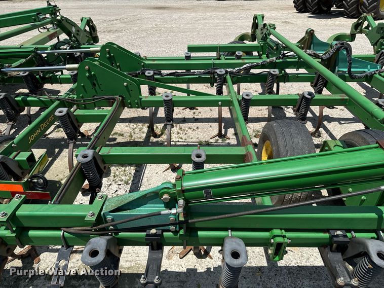 image for item DU9314 John Deere 2210 field cultivator