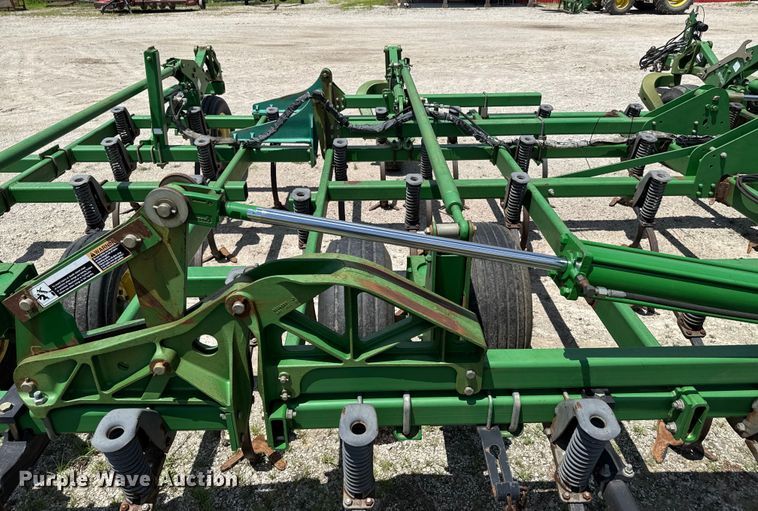 image for item DU9314 John Deere 2210 field cultivator