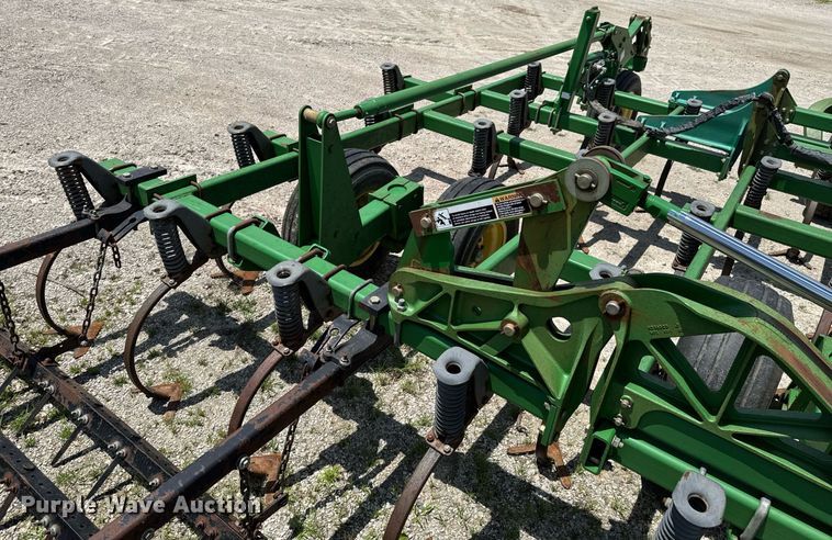 image for item DU9314 John Deere 2210 field cultivator