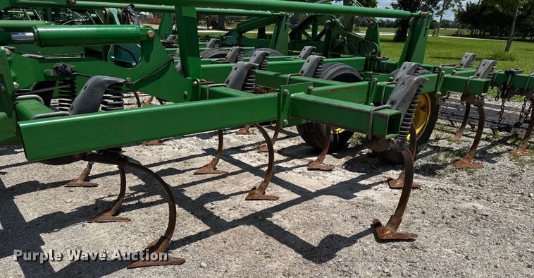 image for item DU9314 John Deere 2210 field cultivator