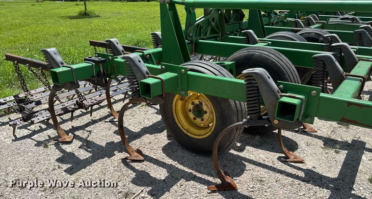 image for item DU9314 John Deere 2210 field cultivator