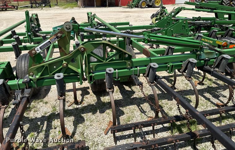 image for item DU9314 John Deere 2210 field cultivator
