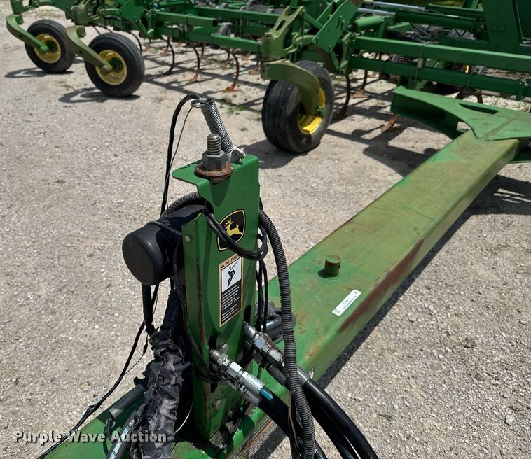 image for item DU9314 John Deere 2210 field cultivator