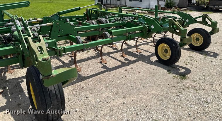 image for item DU9314 John Deere 2210 field cultivator