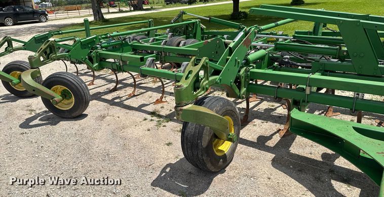 image for item DU9314 John Deere 2210 field cultivator