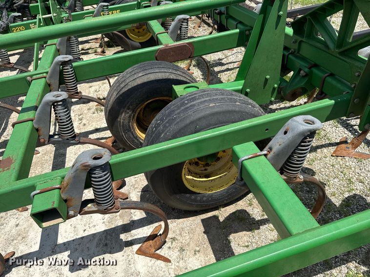 image for item DU9314 John Deere 2210 field cultivator