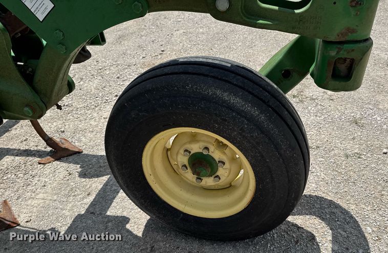 image for item DU9314 John Deere 2210 field cultivator