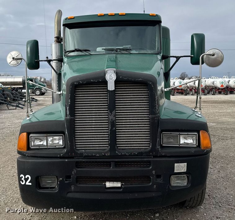 image for item DW2450 1993 Kenworth T600 tank truck