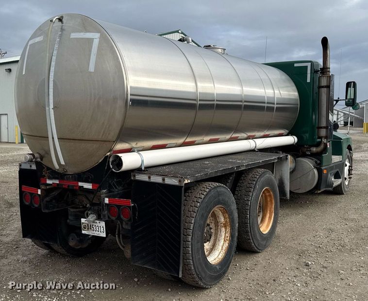 image for item DW2450 1993 Kenworth T600 tank truck