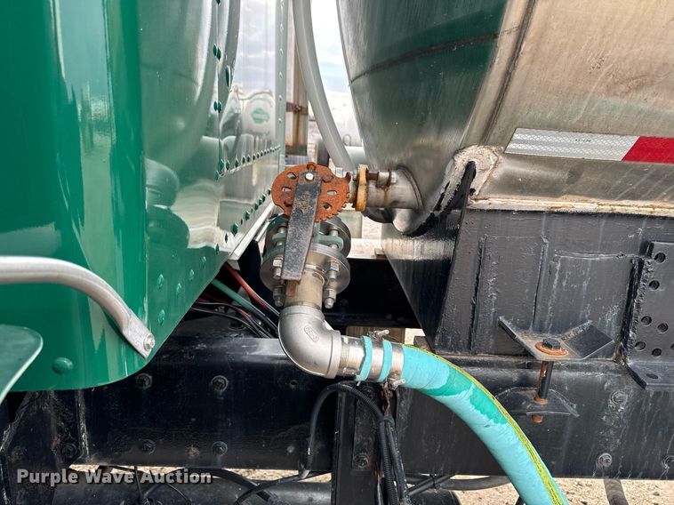 image for item DW2450 1993 Kenworth T600 tank truck