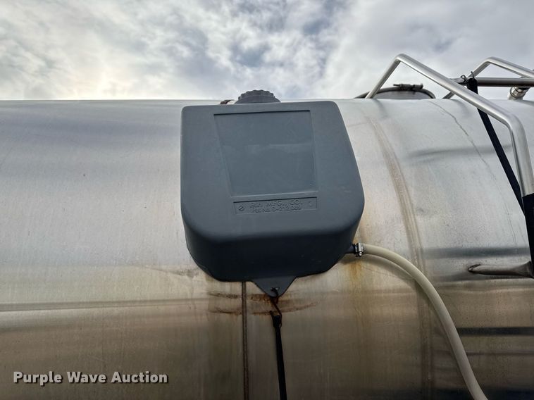 image for item DW2450 1993 Kenworth T600 tank truck