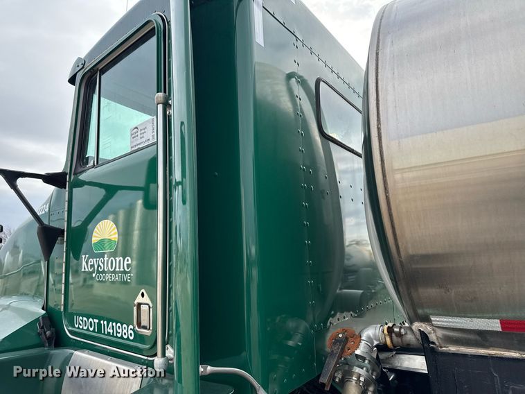 image for item DW2450 1993 Kenworth T600 tank truck