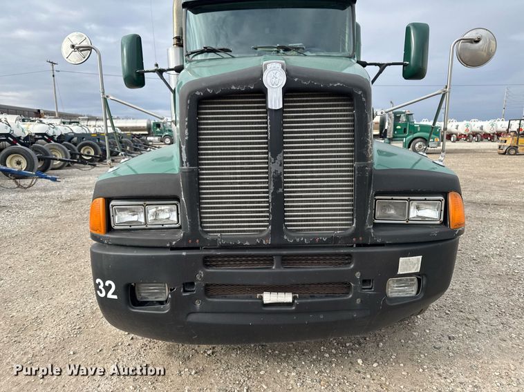 image for item DW2450 1993 Kenworth T600 tank truck