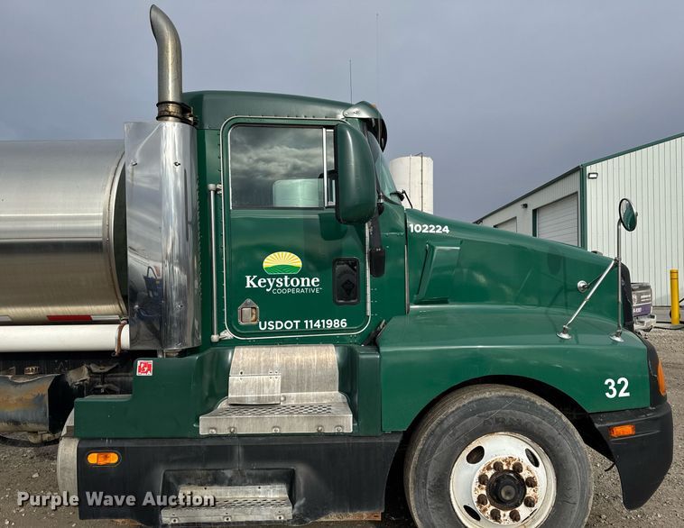 image for item DW2450 1993 Kenworth T600 tank truck