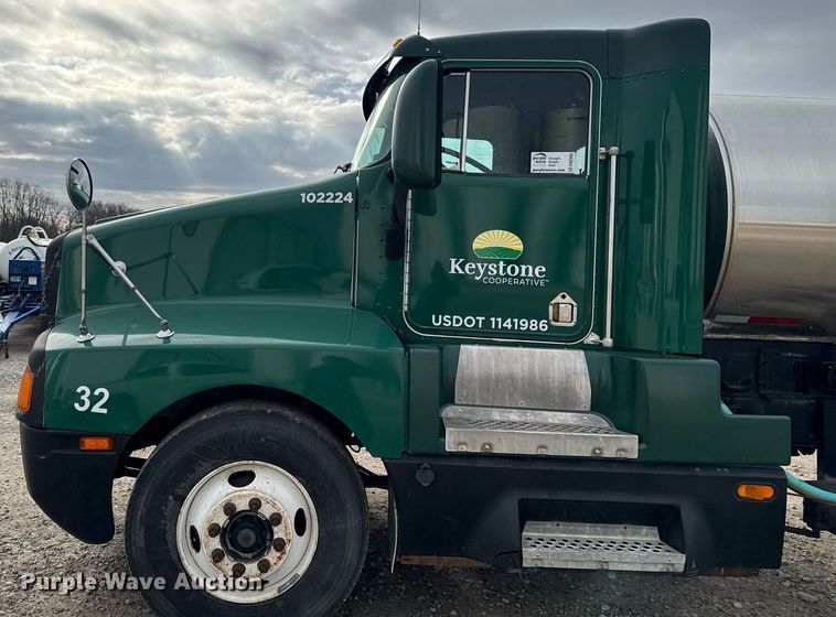 image for item DW2450 1993 Kenworth T600 tank truck