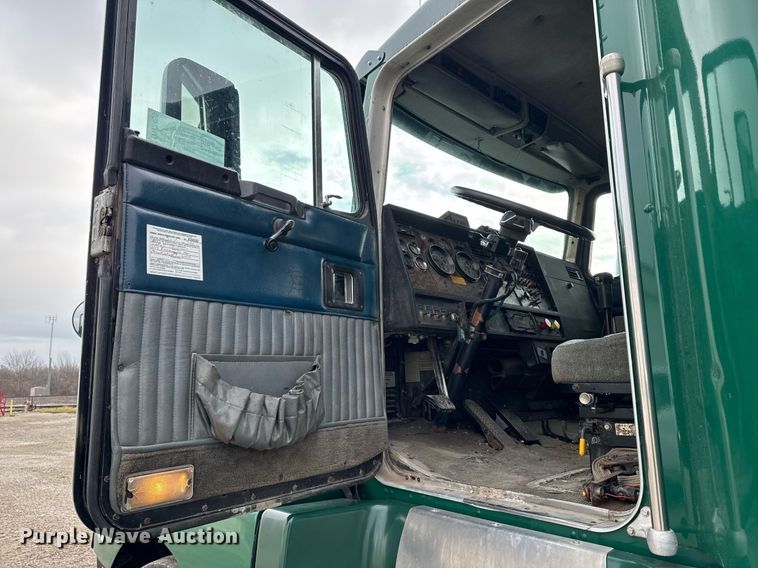 image for item DW2450 1993 Kenworth T600 tank truck