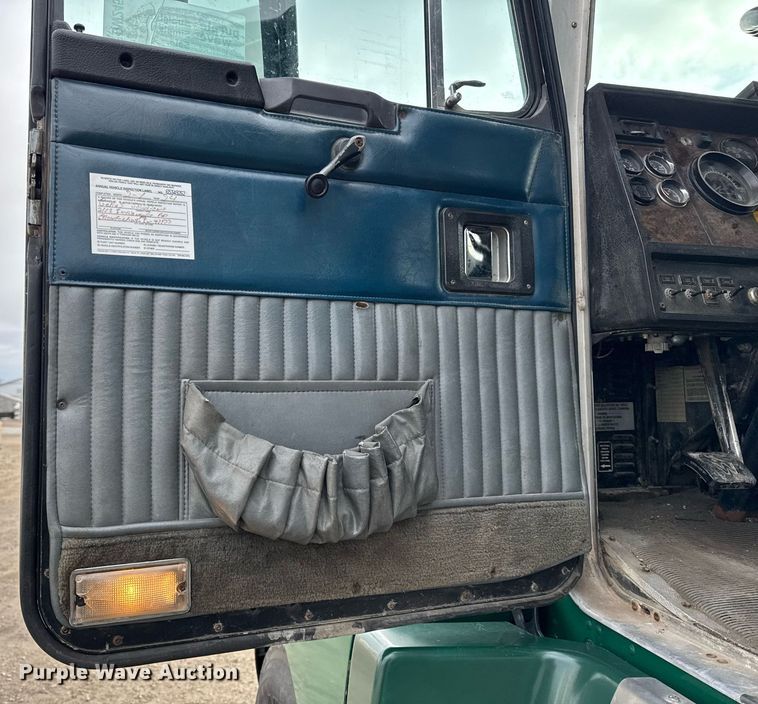 image for item DW2450 1993 Kenworth T600 tank truck