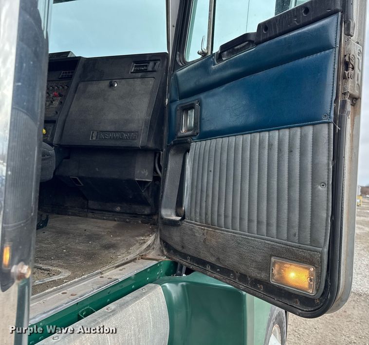 image for item DW2450 1993 Kenworth T600 tank truck