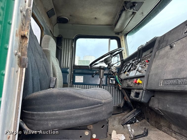 image for item DW2450 1993 Kenworth T600 tank truck