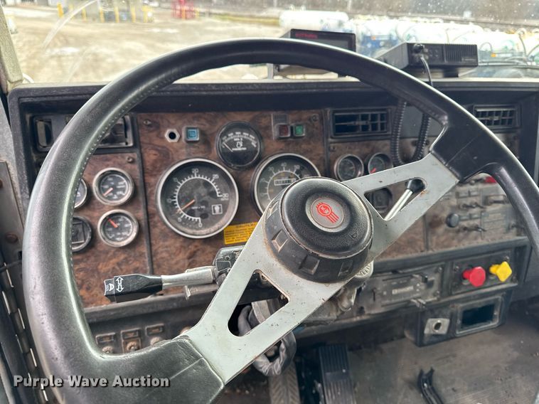 image for item DW2450 1993 Kenworth T600 tank truck