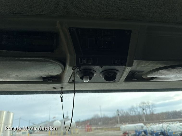 image for item DW2450 1993 Kenworth T600 tank truck