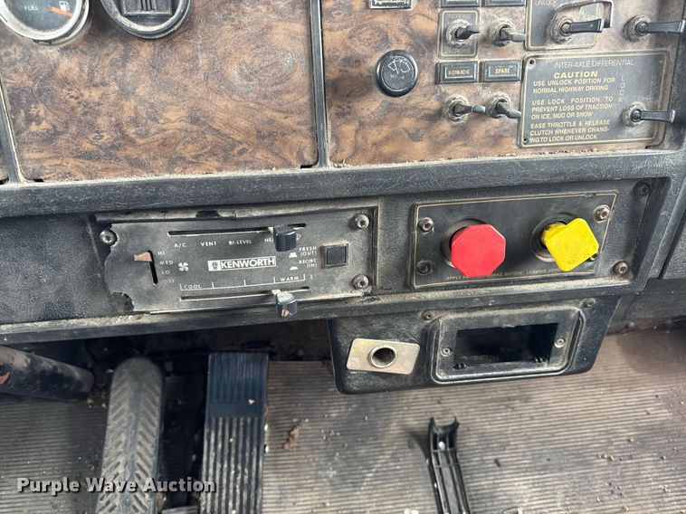 image for item DW2450 1993 Kenworth T600 tank truck