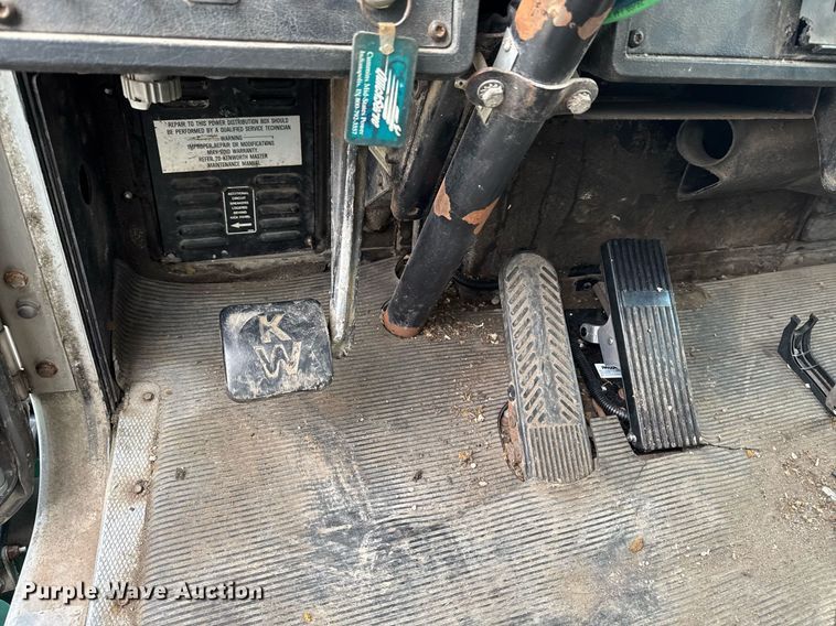 image for item DW2450 1993 Kenworth T600 tank truck