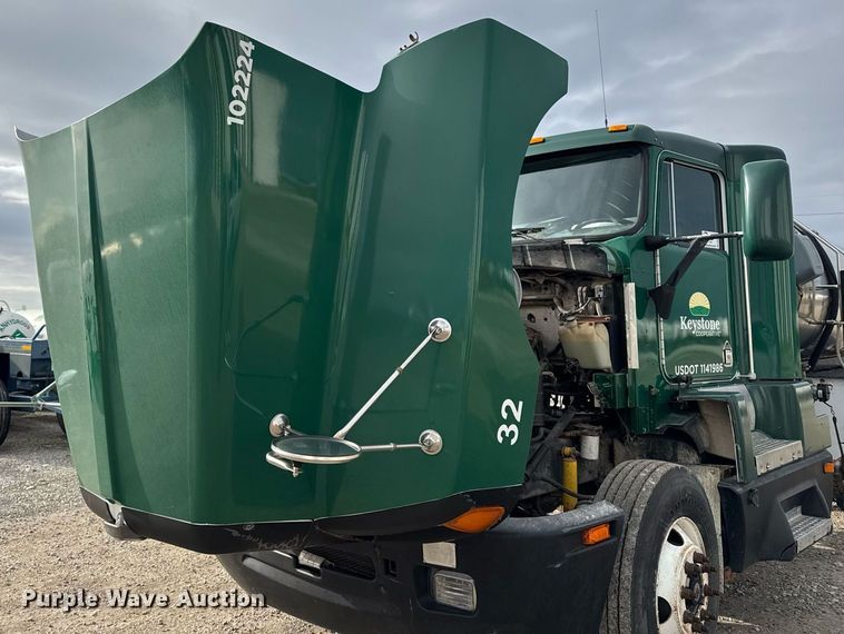 image for item DW2450 1993 Kenworth T600 tank truck