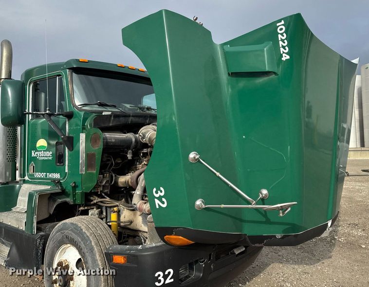 image for item DW2450 1993 Kenworth T600 tank truck