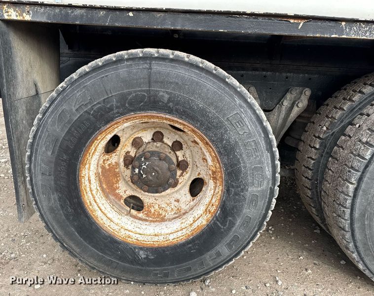 image for item DW2450 1993 Kenworth T600 tank truck