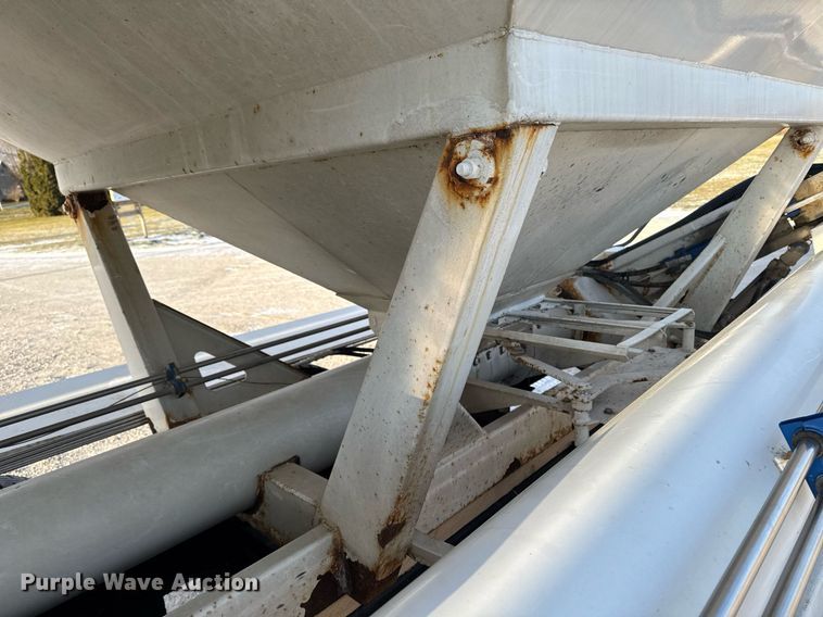 image for item DW2463 1993 Kenworth fertilizer delivery truck