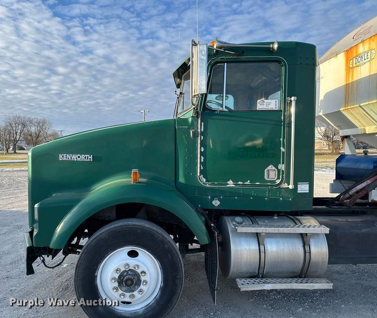 image for item DW2463 1993 Kenworth fertilizer delivery truck