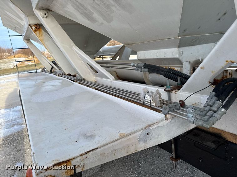 image for item DW2463 1993 Kenworth fertilizer delivery truck