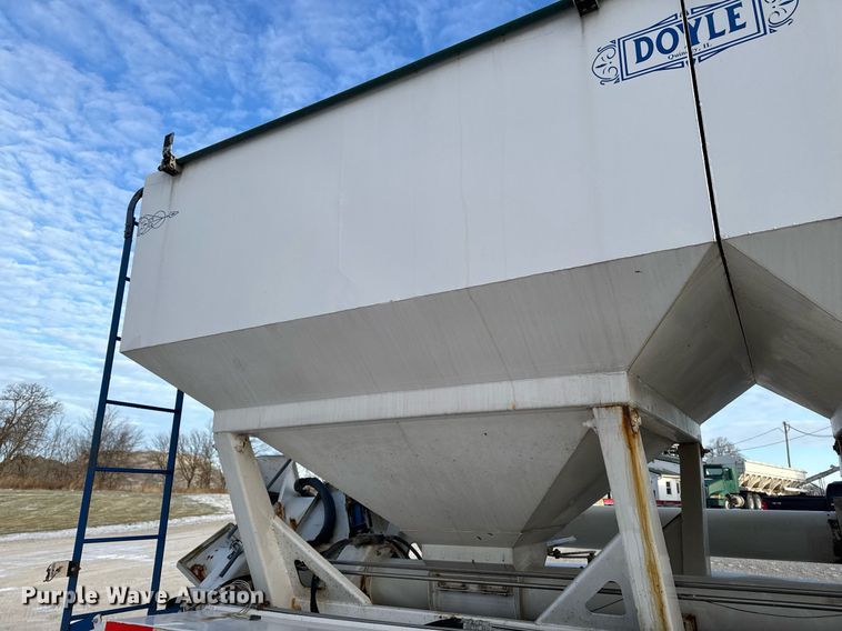 image for item DW2463 1993 Kenworth fertilizer delivery truck