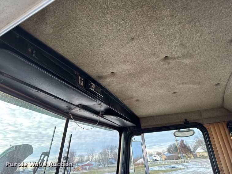 image for item DW2463 1993 Kenworth fertilizer delivery truck