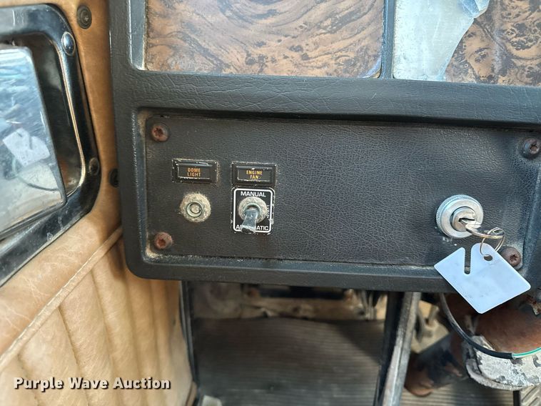 image for item DW2463 1993 Kenworth fertilizer delivery truck