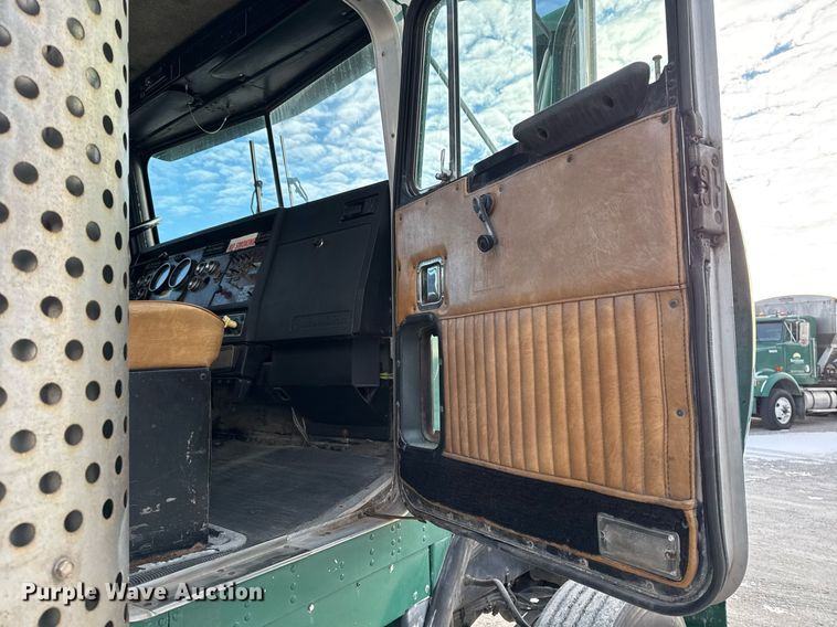 image for item DW2463 1993 Kenworth fertilizer delivery truck