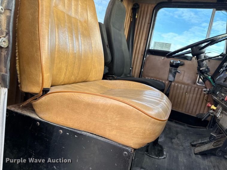 image for item DW2463 1993 Kenworth fertilizer delivery truck