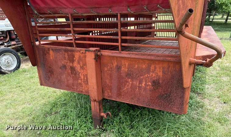 image for item DX5604 2001 Dugan livestock trailer