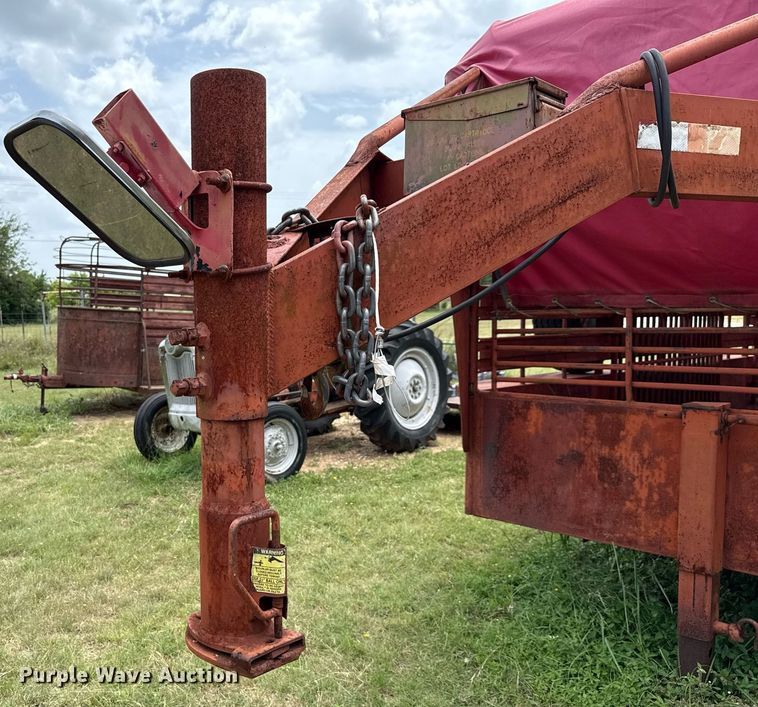 image for item DX5604 2001 Dugan livestock trailer