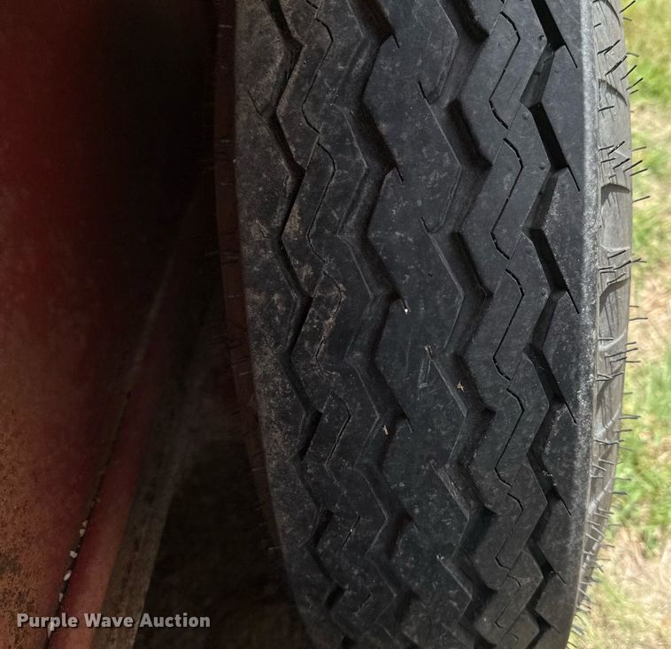 image for item DX5604 2001 Dugan livestock trailer