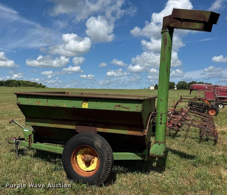 image for item DY0301 John Deere 68 gravity wagon