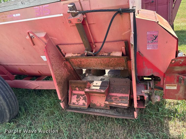 image for item DY0306 Gehl Scavenger II 315 Manure spreader