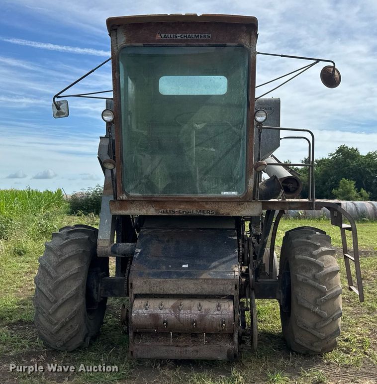 image for item DY0308 Gleaner F combine