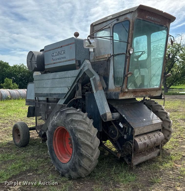 image for item DY0308 Gleaner F combine
