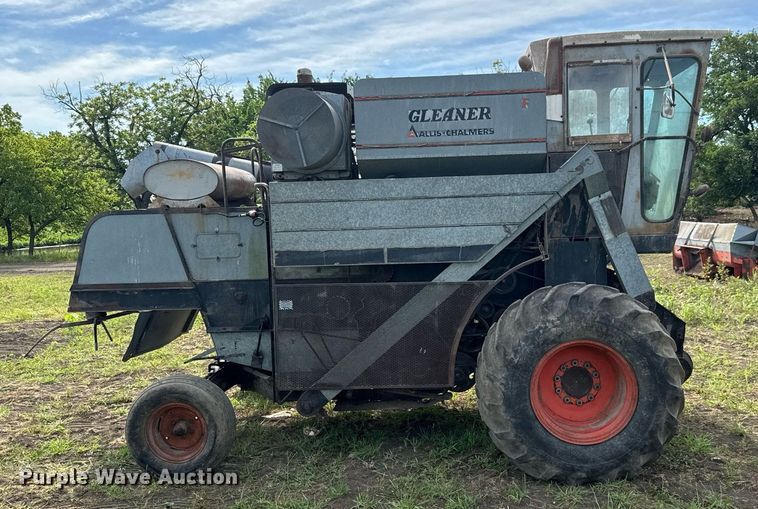 image for item DY0308 Gleaner F combine