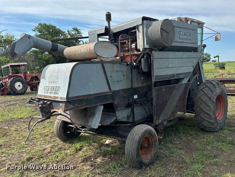 image for item DY0308 Gleaner F combine